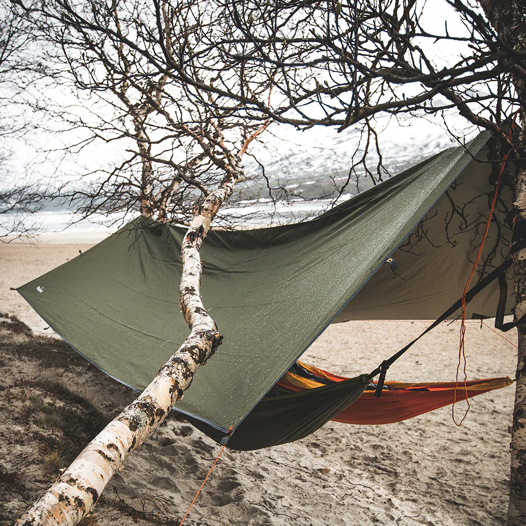 StormGuard 3Mx3M Camping Tarp: Waterproof & Windproof Shelter for Ulti🎪 All-in-One Camping Tarp Kit 🏕️ Equip yourself with everything you need: 4 aluminum wind-proof strips, 6 adjustable nylon ropes, and clips for easy setup. No extr